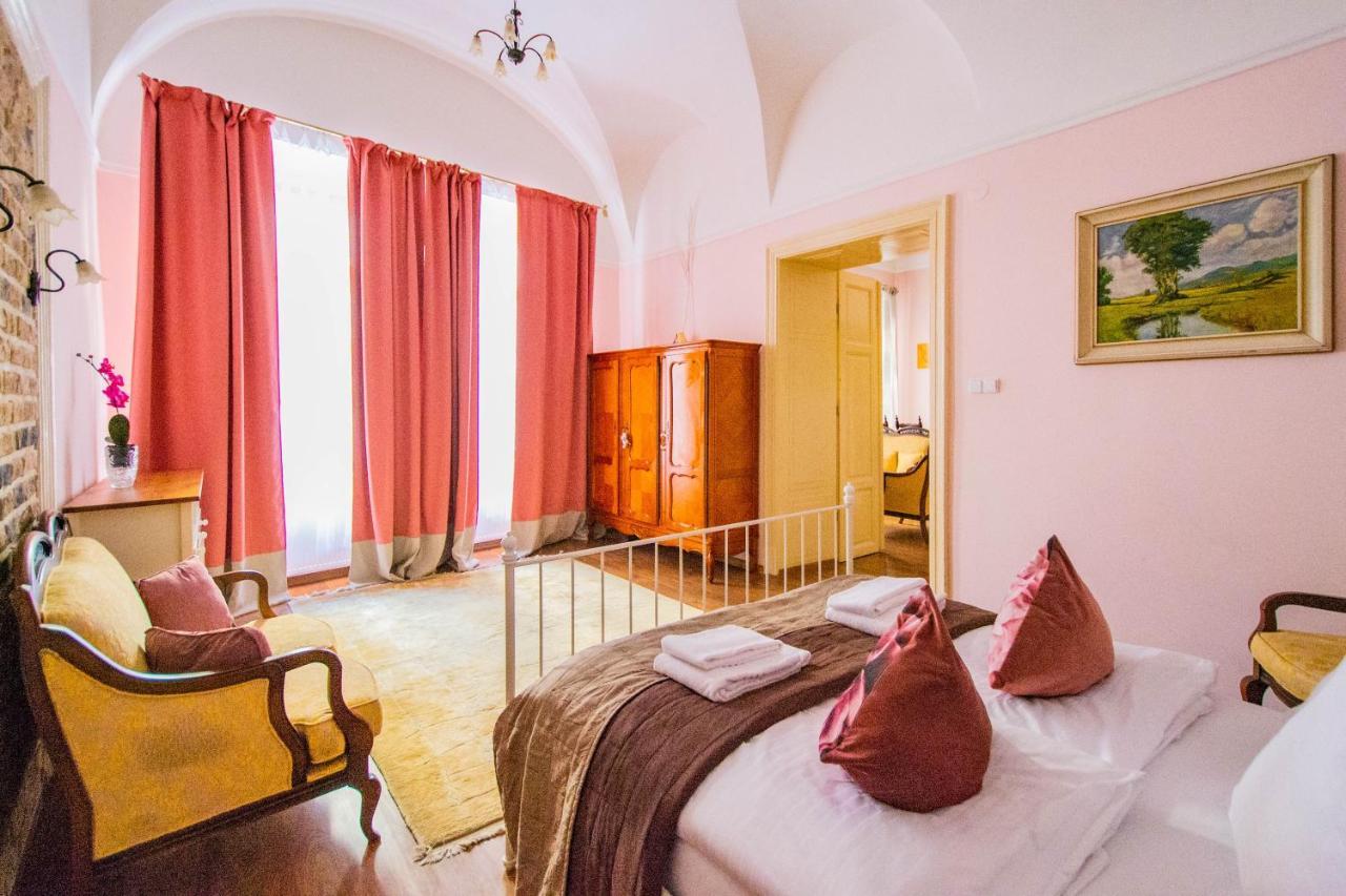 Astronomical Clock By Ruterra Appartement Praag